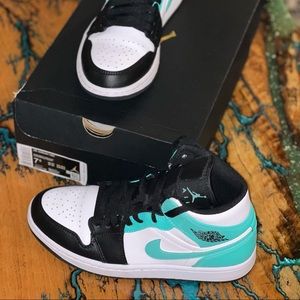Air Jordan 1 Mid Tropical, Women’s Size 9, Men’s 7.5